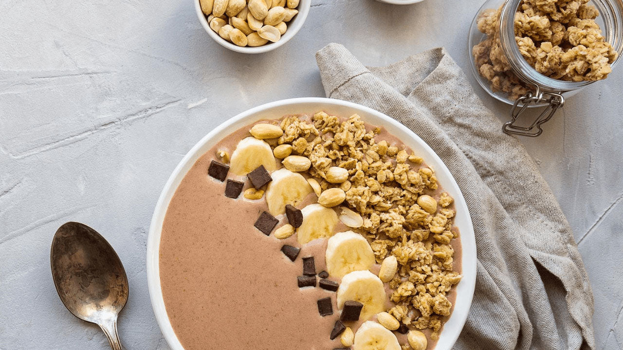 Post Workout Recovery Fıstık Ezmeli Fındıklı Granola ile Smoothie Kasesi