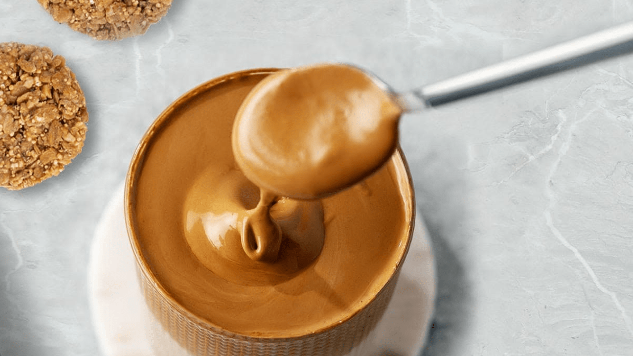 Şekersiz Dalgona Kahvesi Üstüne Kurabiye Parçaları