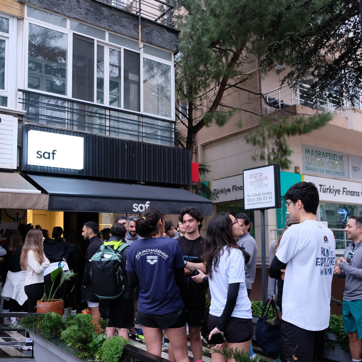 saf bağdat caddesi mağazasının önünde koşu buluşması için toplanan kalabalık