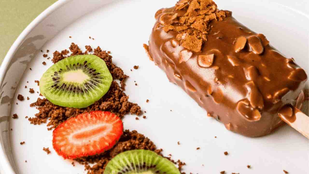 çikolata ve granola kaplı sağlıklı dondurma