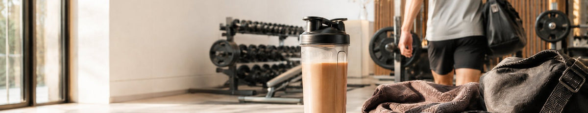 Spor salonunda protein shaker ve ölçek
