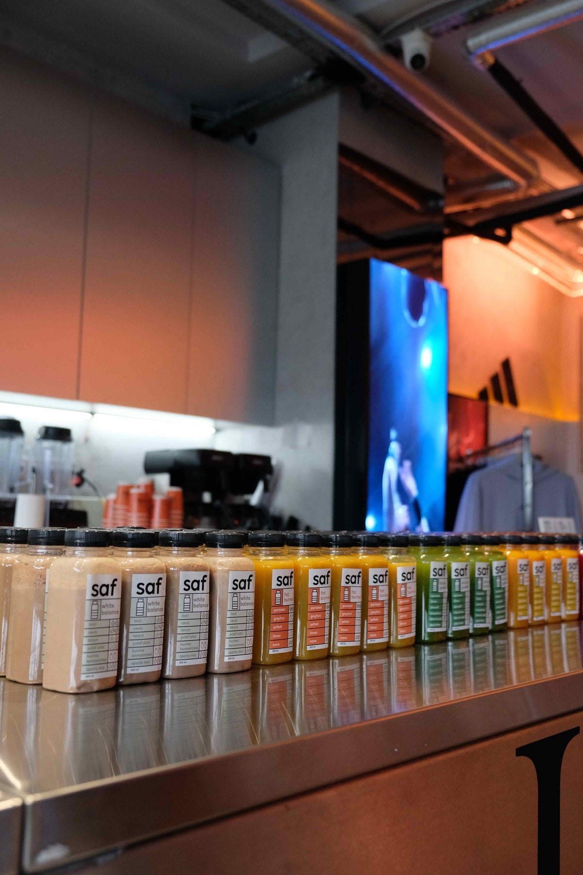 saf campus'teki smoothie ve kahve barında dizili içecekler