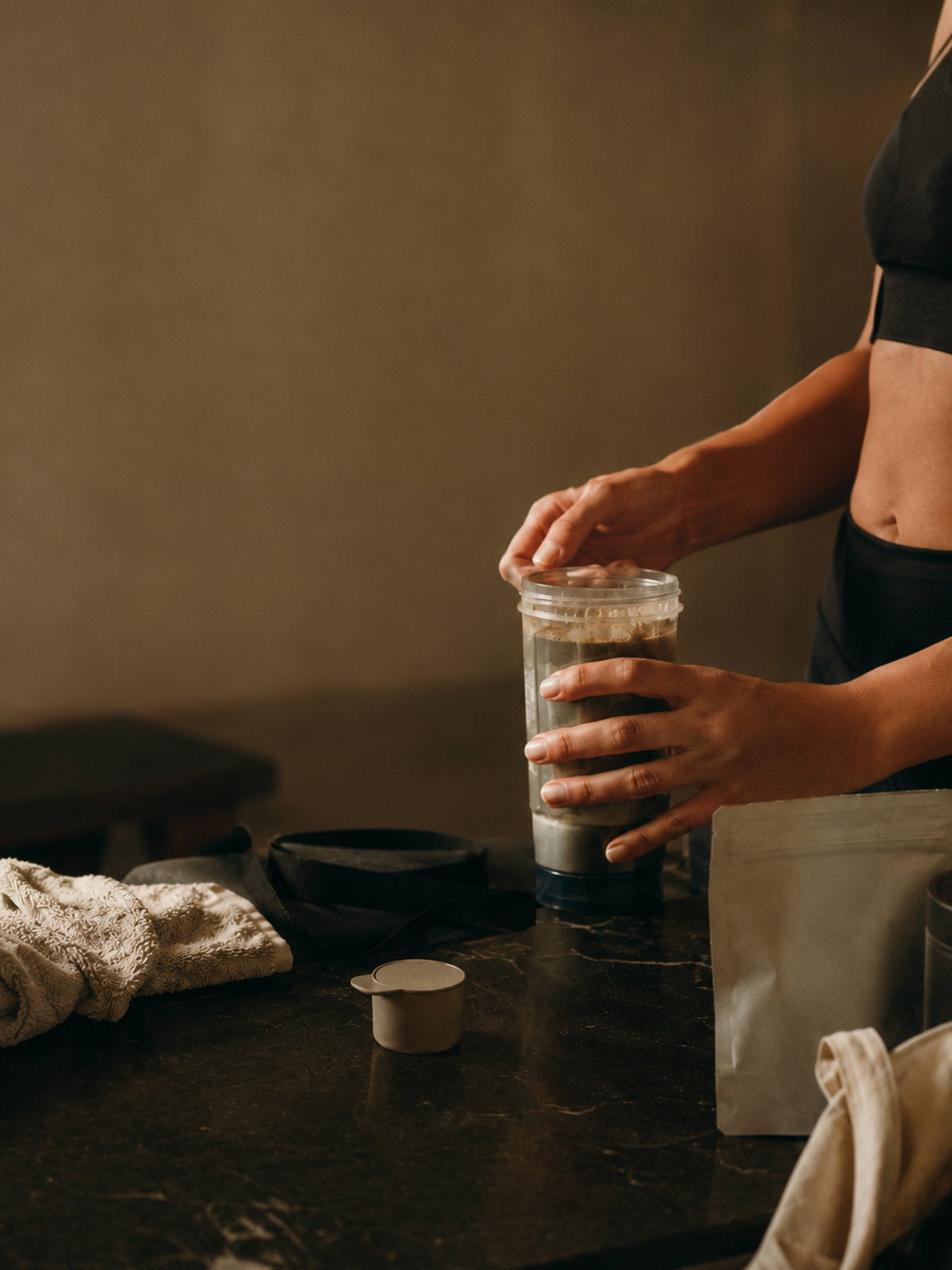 Mutfak tezgahında saf protein karışımı hazırlayan kişi