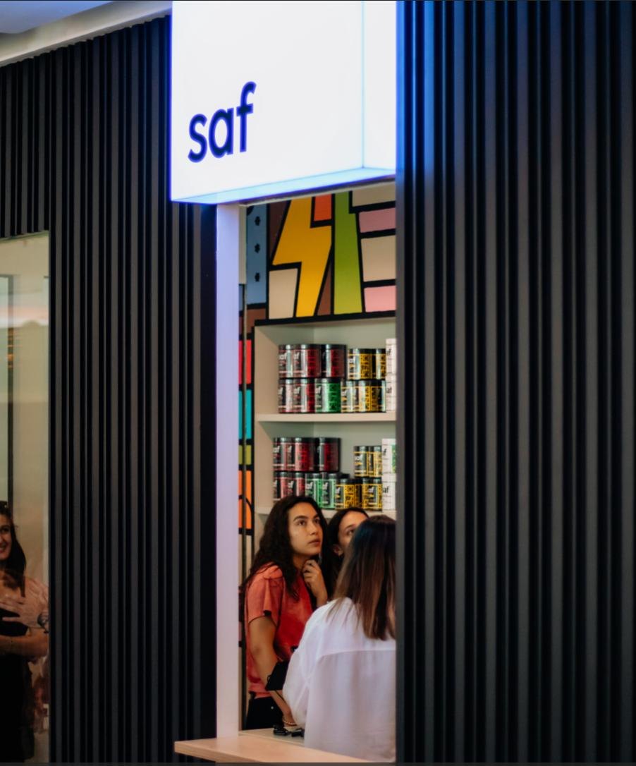 Etkinlikte renkli saf standının önünde sohbet eden ziyaretçiler