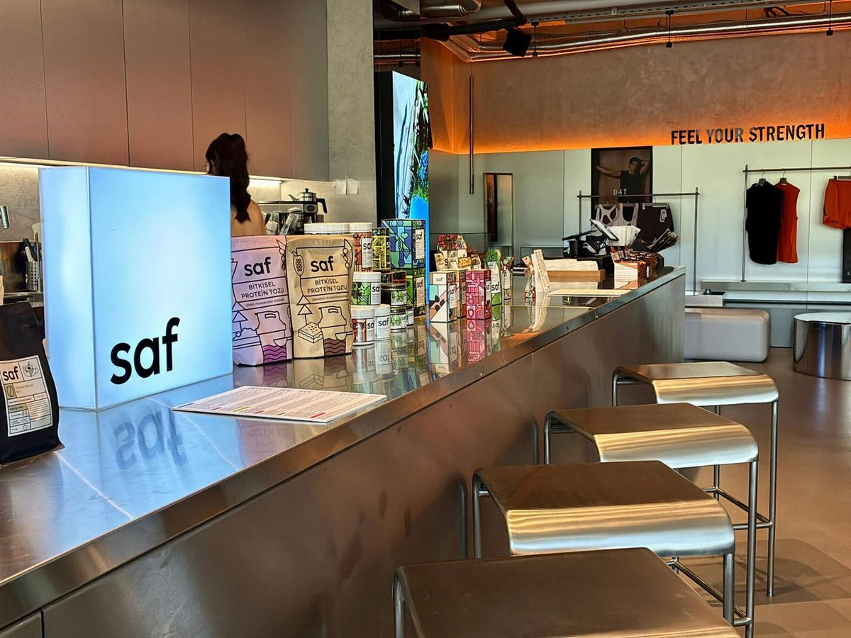 saf 7:15 mağazası: saf tabelalı tezgâh ve bar taburesi