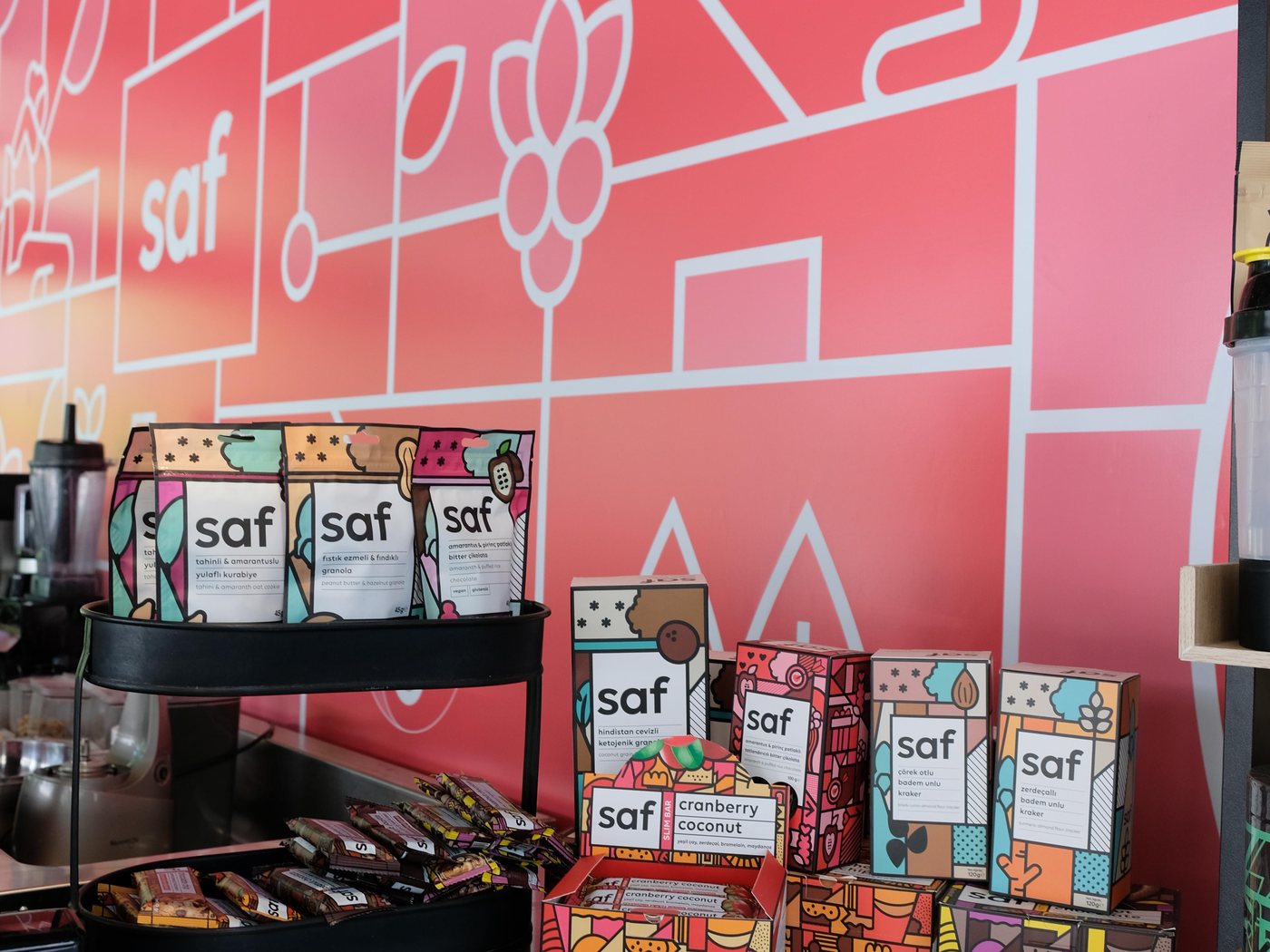 Cihangir Yoga içindeki saf köşesi: pembe duvar resmi ve ürün tezgâhı
