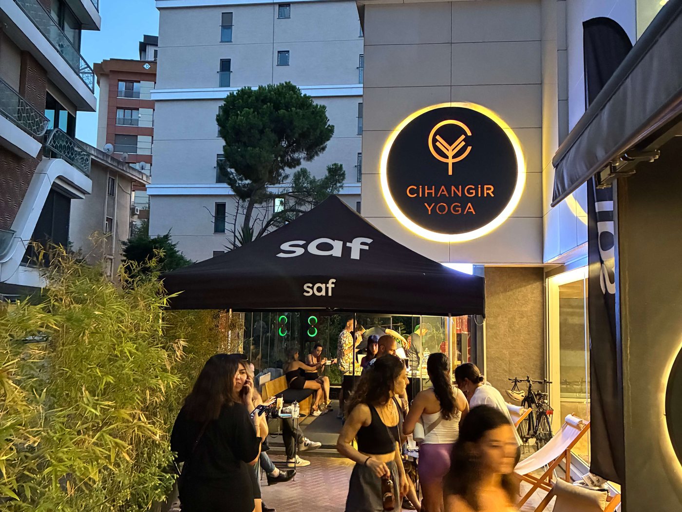 Cihangir Yoga girişinde saf standı, akşam
