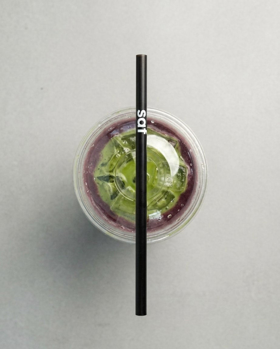 blueberry matcha — mağaza sunumu, yakın kare