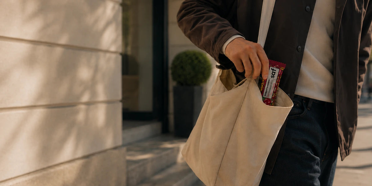 Bez çantasına saf protein bar koyan kişi