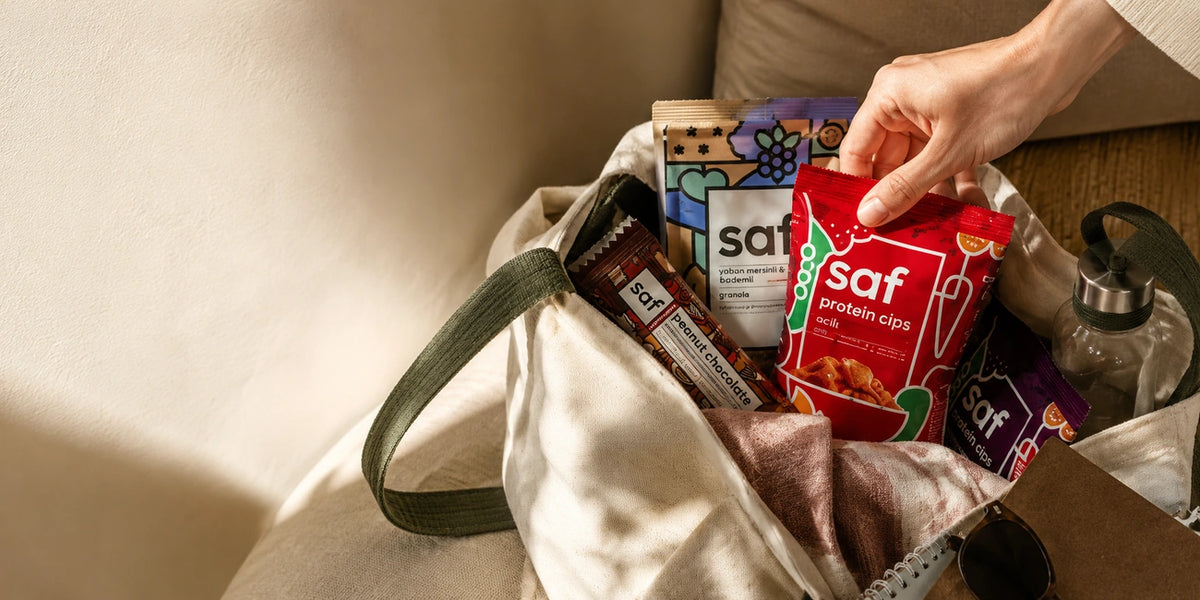 saf sağlıklı atıştırmalıklar — bez çantada granola, protein bar ve protein cips